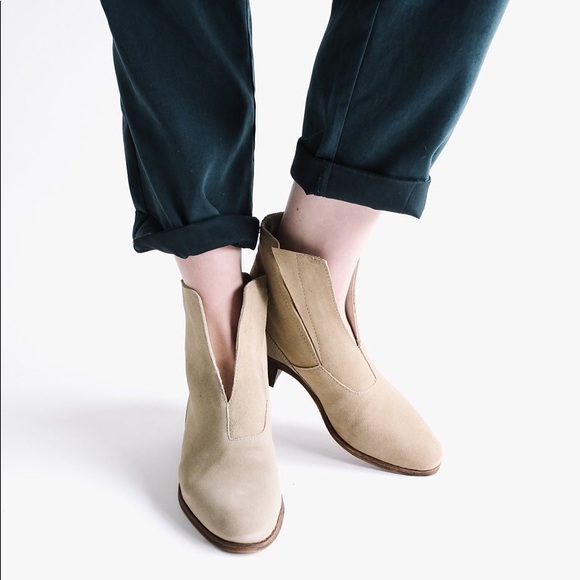 NIB Cream Leather Deep V Hand Finish Ankle Boots - Picture 4 of 6